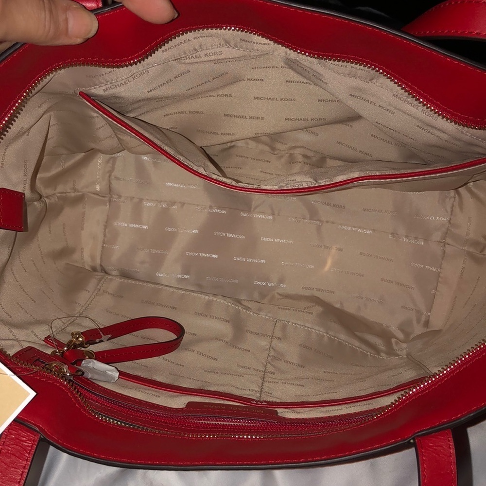 Micheal Kors large red leather shoulder bag outside pockets, 2 handles - Picture 2 of 15